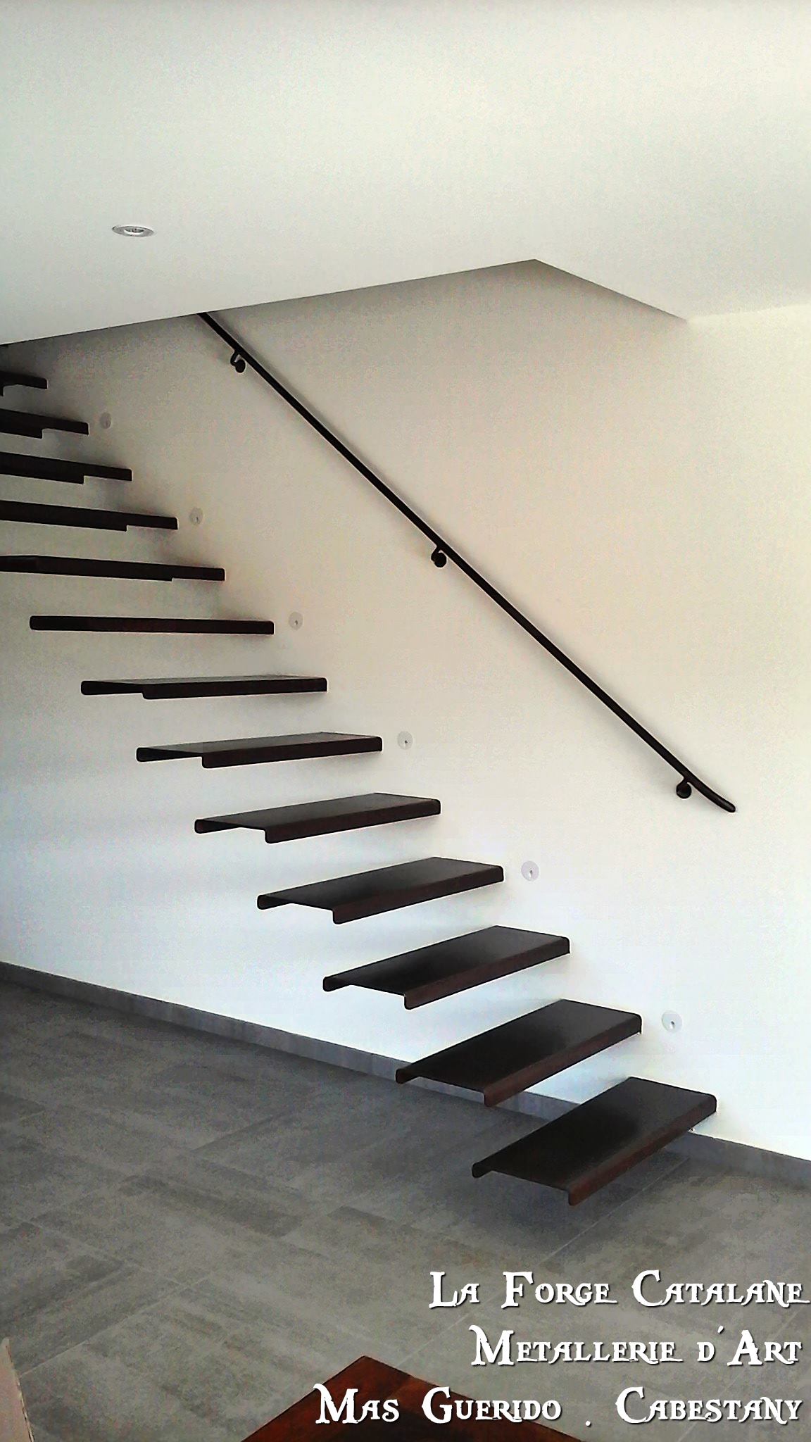 Escalier marches suspendues sans limons apparents 18 forge catalane.jpg